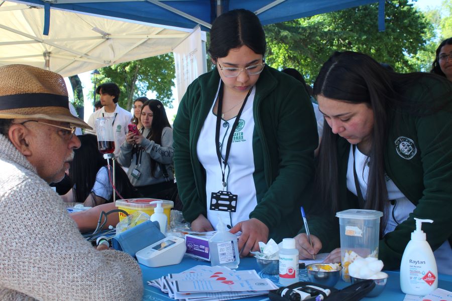 Santo Tomás realizó doble feria de salud y agricultura en Chillán para acercar el conocimiento a la comunidad
