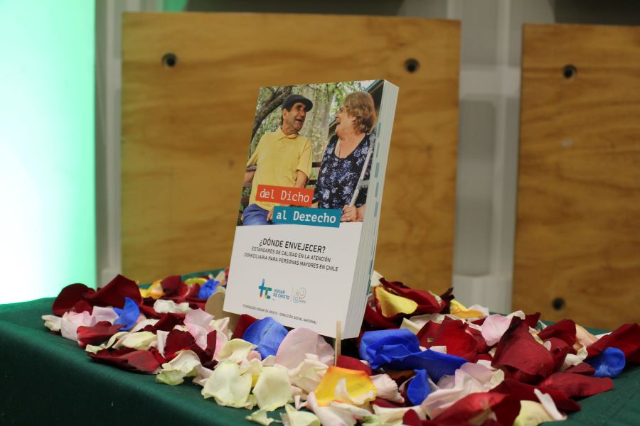 Santo Tomás y Fundación Hogar de Cristo presentan libro sobre envejecimiento y atención de calidad para adultos mayores
