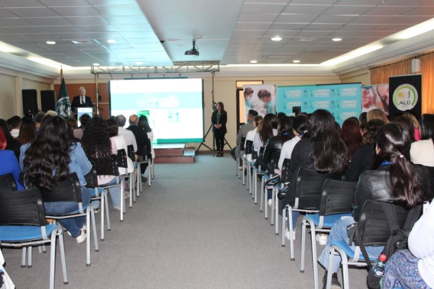 Profesionales y estudiantes fortalecen competencias en Congreso Nacional de Odontología de Santo Tomás