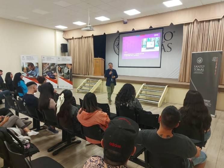 Estudiantes del área de Administración de Santo Tomás Copiapó participaron en charla del SERNAC
