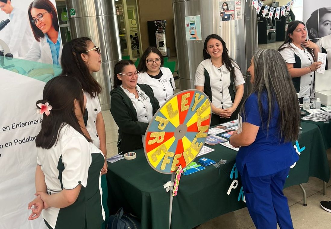 “Cuidar con humanidad”: CFT Santo Tomás y Hospital Regional de Rancagua lideran feria de salud para personas mayores en el Día del TENS