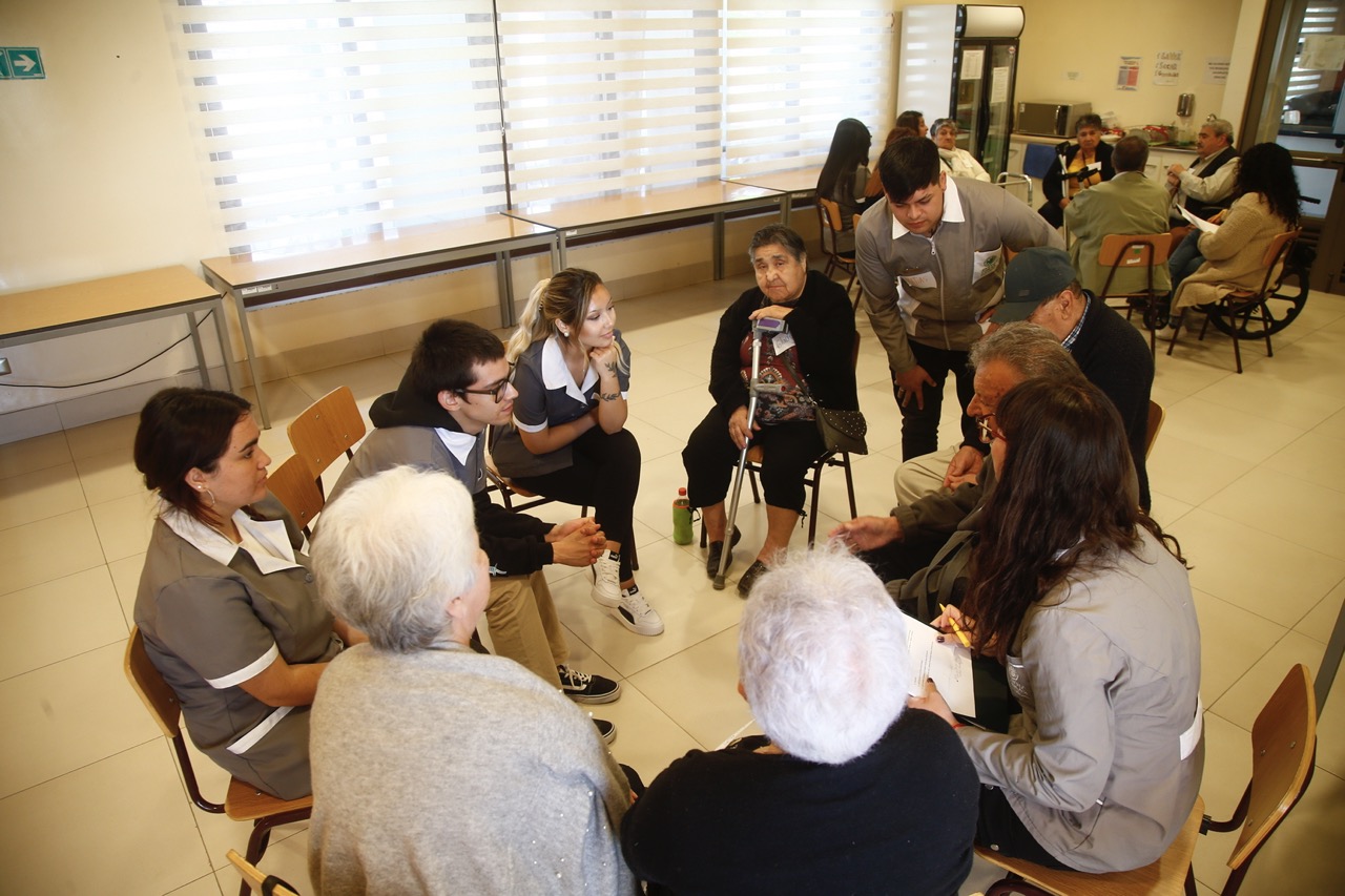 Estudiantes de Santo Tomás Talca realizan actividad intergeneracional con personas mayores en Centro Diurno Referencial
