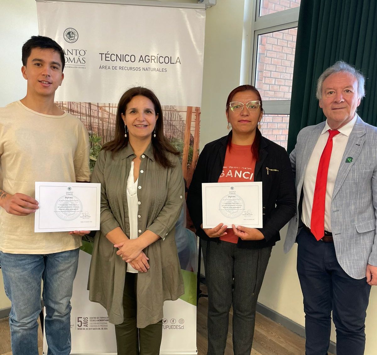 Estudiantes de Técnico Agrícola reciben reconocimiento por su esfuerzo y excelencia académica