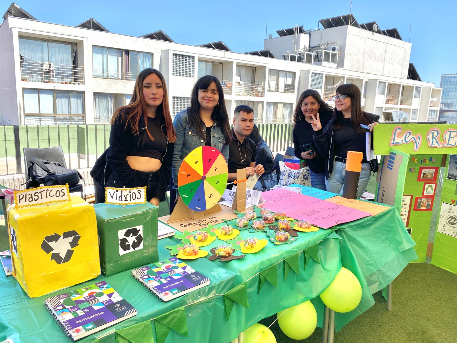 Feria de Trabajo Social y Sostenibilidad refuerza el cuidado del medio ambiente en la Sede Santiago Centro