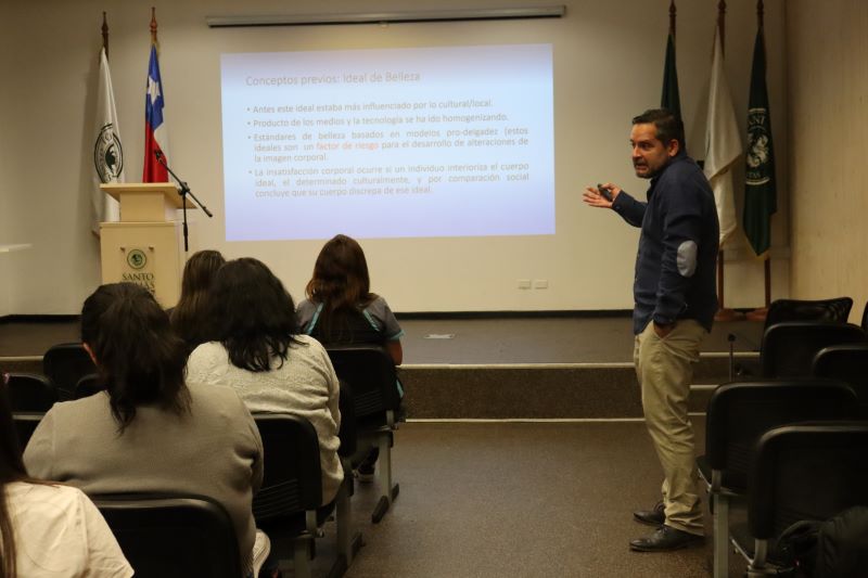 Estudiantes de Servicio Social profundizan en trastornos de conducta alimenticia en charla especializada