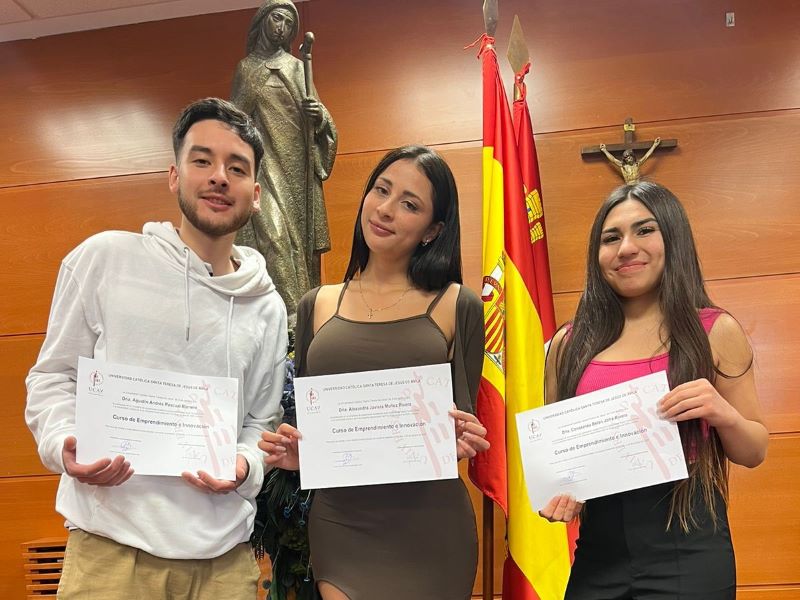 Estudiantes ovallinas participan en pasantía de emprendimiento en España