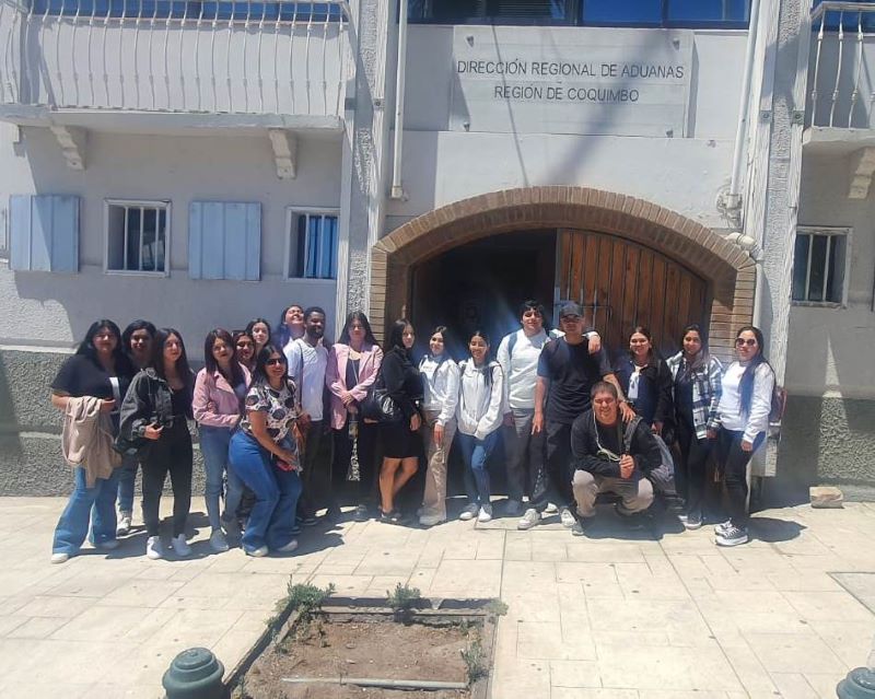 Estudiantes del IP-CFT Santo Tomás Ovalle visitan Dirección Regional de Aduanas en Coquimbo