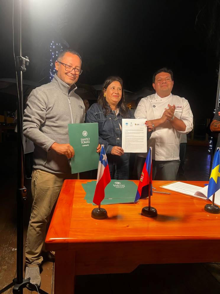 Santo Tomás Copiapó y Universidad Internacional del Ecuador firman compromiso de colaboración mutua