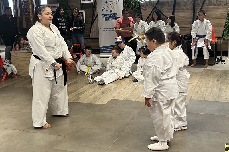 Estudiante de Técnico en Deporte promueve el karate inclusivo como herramienta de superación