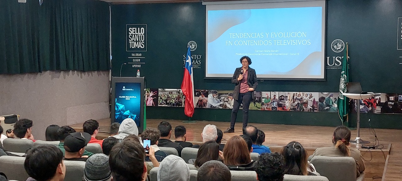 Productora ejecutiva de contenido internacional de Canal 13 expuso en la clase inaugural de Comunicación Audiovisual Santo Tomás Concepción