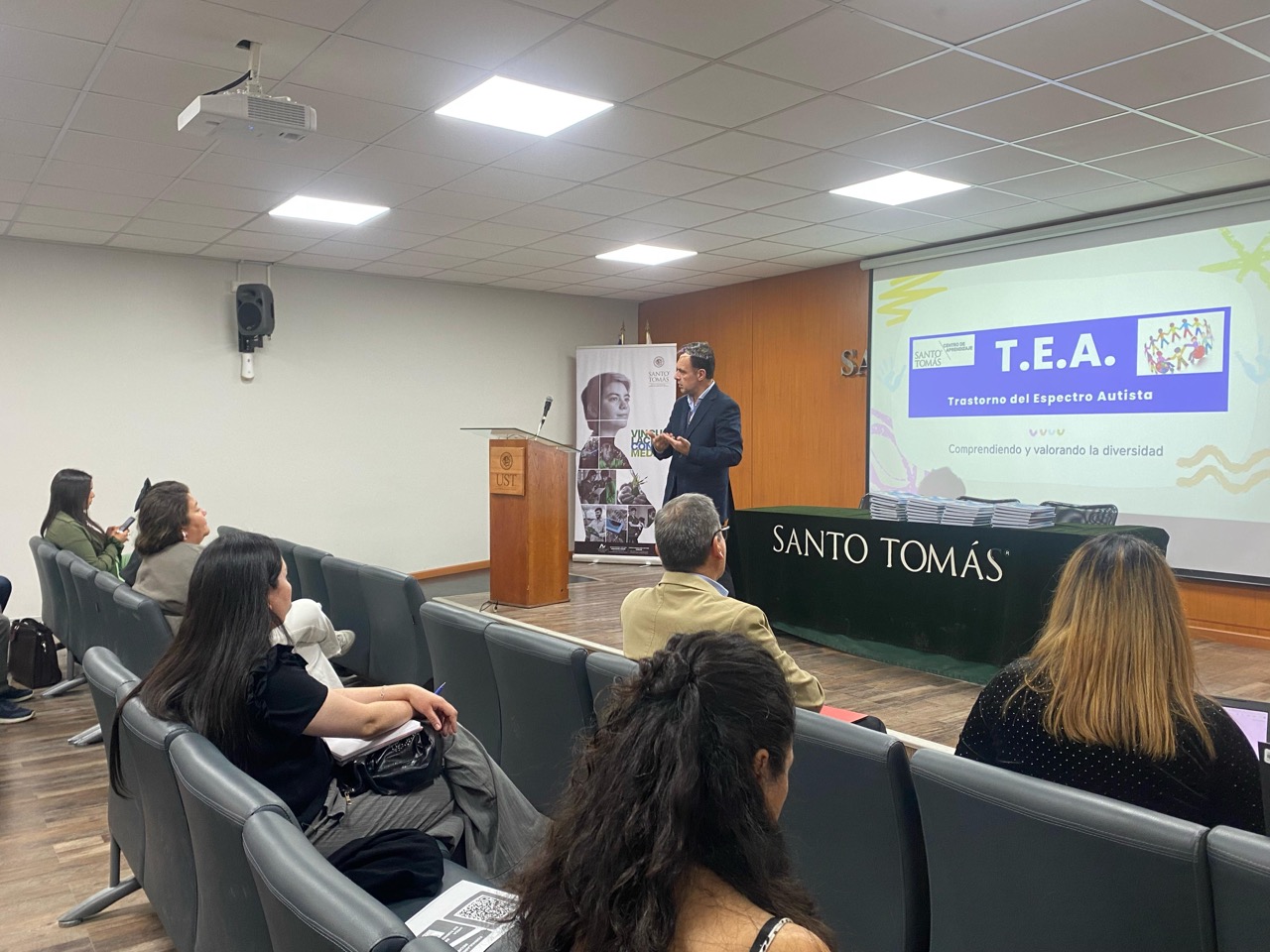 Mesa redonda sobre TEA promueve reflexión y formación docente en Santo Tomás Talca