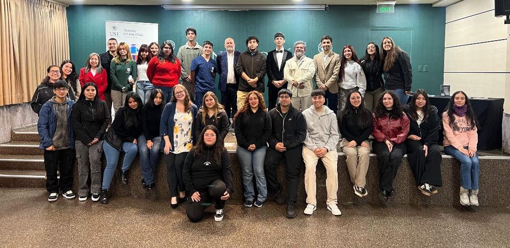 Estudiantes de la UST Temuco vivieron emotiva jornada junto a Pedro González, diagnosticado de párkinson a los 35 años y autor de “Cuando pase el temblor”