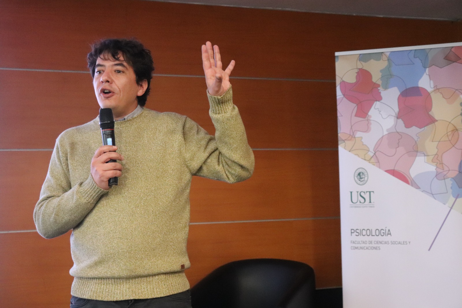 Director Nacional de Psicología expuso sobre autismo y la neurodiversidad en charla magistral UST