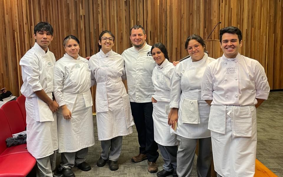 Área de Gastronomía inaugura el año académico con clase magistral del chef Heinz Wuth