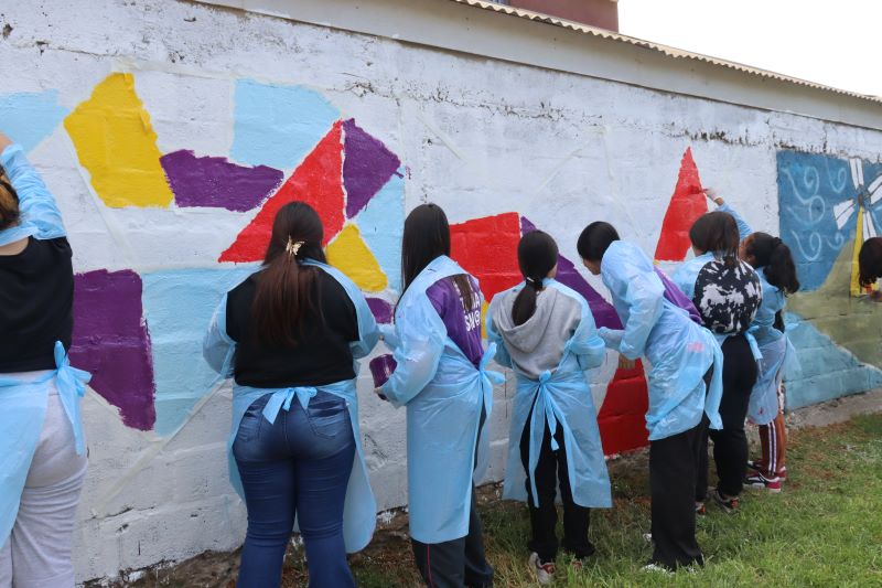 Estudiantes de primer año del IP-CFT Santo Tomás realizan limpieza y hermoseamiento de plaza de El Molino