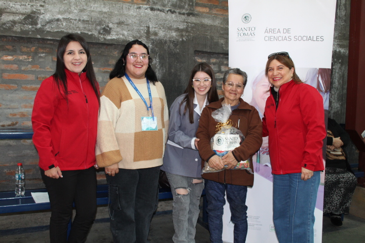 Familias de Vicente Pérez Rosales reciben canastas de alimentos gracias a clínica social de Santo Tomás