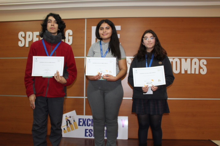 Liceos Bicentenarios lideran el podio en el Spelling Bee Santo Tomás 2025