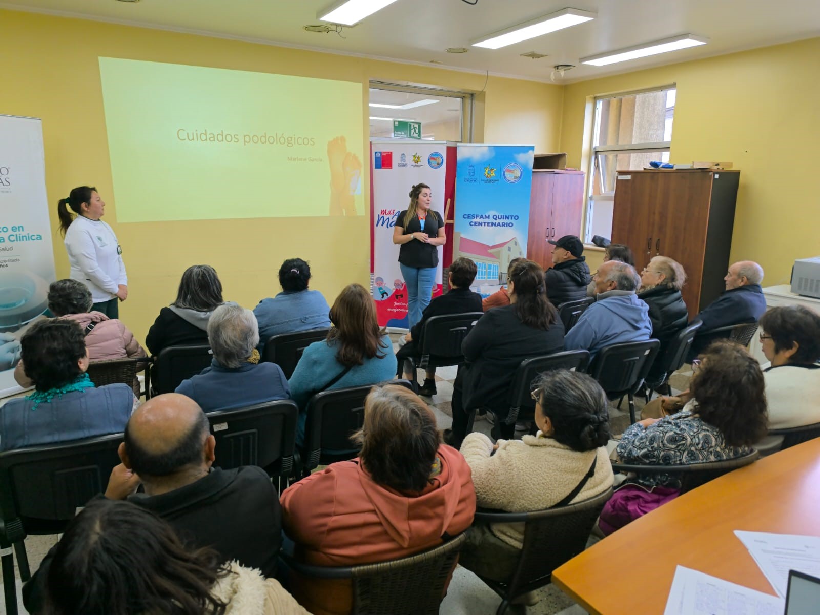 Estudiantes de Técnico en Podología Clínica realizaron taller de autocuidado dirigido a adultos mayores del Cesfam Quinto Centenario