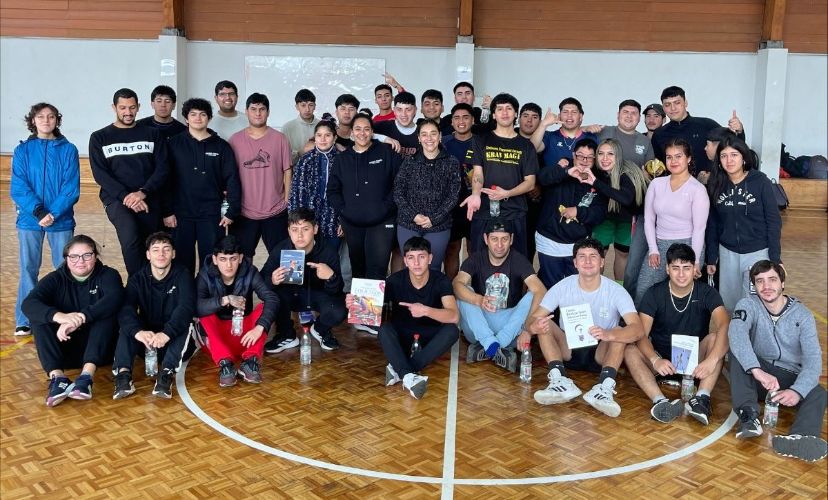 Estudiantes de Técnico en Deportes de Santo Tomás Concepción celebraron el Mes del Libro con la actividad “Lectura en Movimiento”