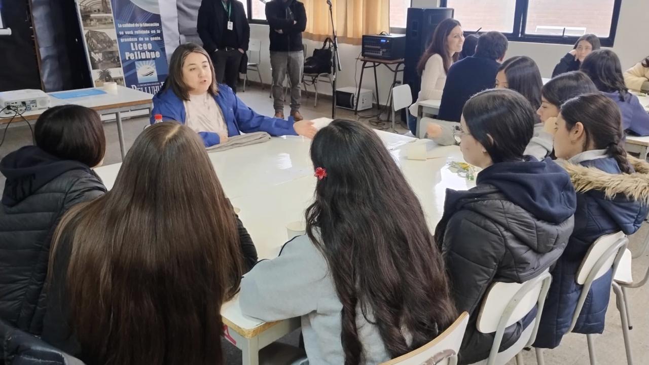 Mujeres, Ciencia y Tecnología en acción: Académica de la UST Talca participó en conversatorio en Liceo de Pelluhue