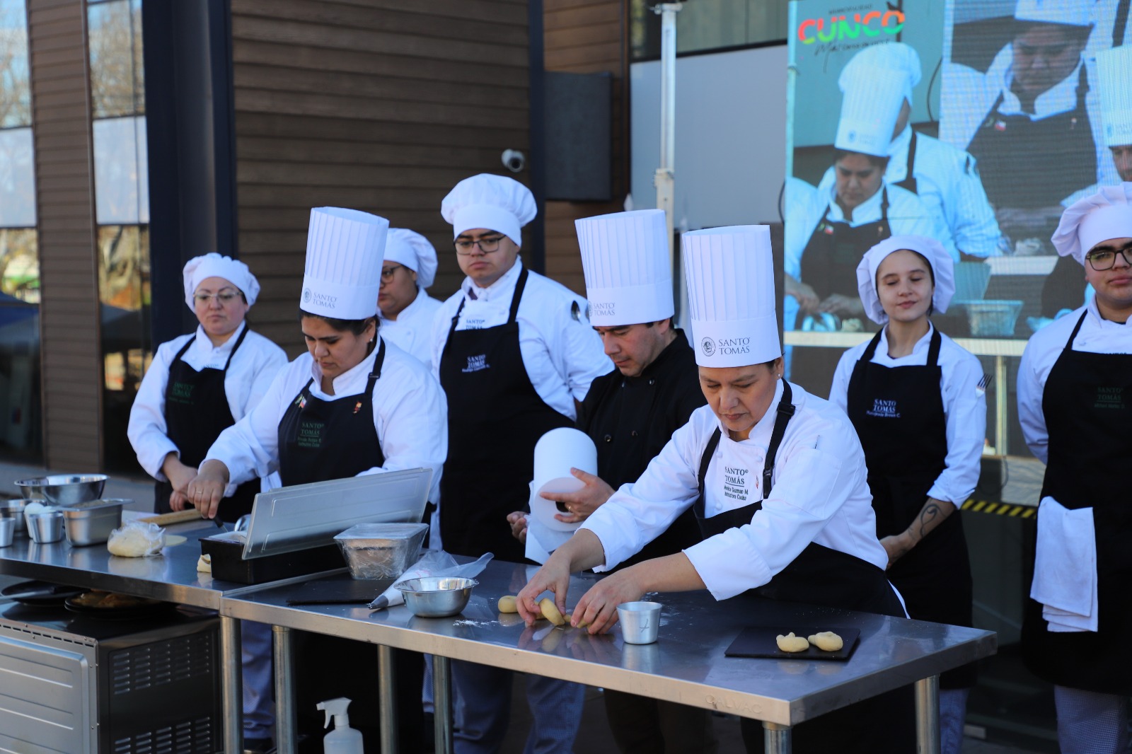 Estudiantes y Docentes de Gastronomía del CFT Santo Tomás Temuco realizaron clase de cocina en vivo en comuna de Cunco