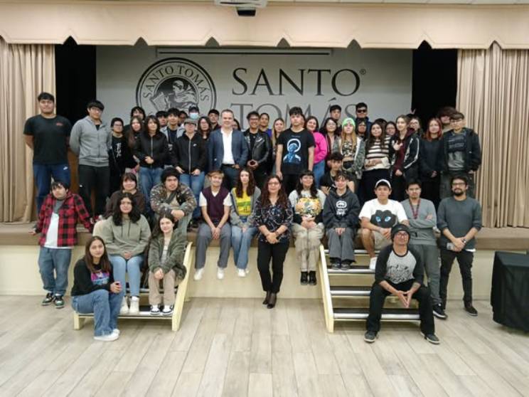 Destacado diseñador gráfico y pintor atacameño realizó charla a estudiantes de Santo Tomás Copiapó