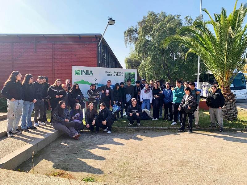 Del aula al laboratorio: estudiantes de Agronomía fortalecen su formación en visita al INIA