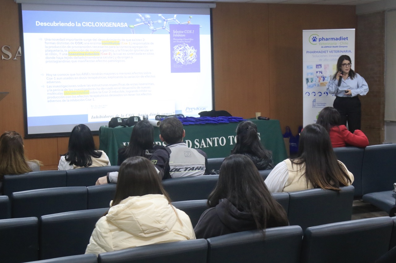 UST Talca reunió a titulados y expertos en charla sobre innovación farmacéutica y uso de nutracéuticos en medicina veterinaria