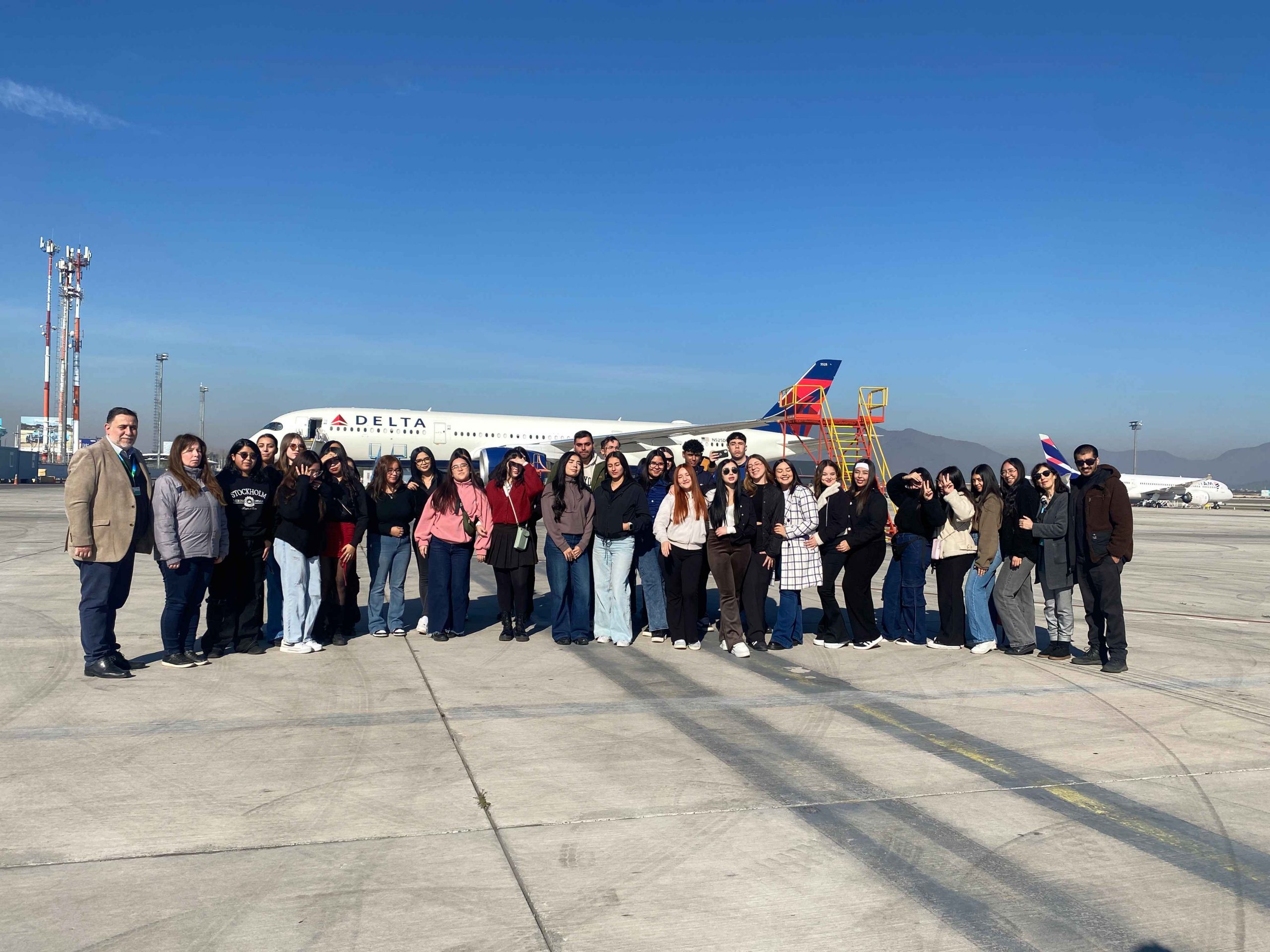 Estudiantes de Turismo del IP-CFT Santo Tomás Santiago Centro visitan el Aeropuerto Internacional Arturo Merino Benítez