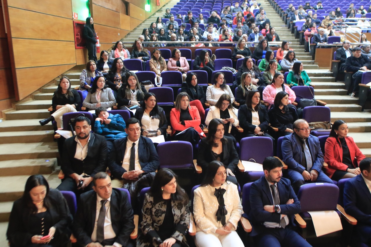 Convenio IP-CFT Los Lagos y Santo Tomás titula a más de 100 estudiantes en el Teatro Regional del Maule