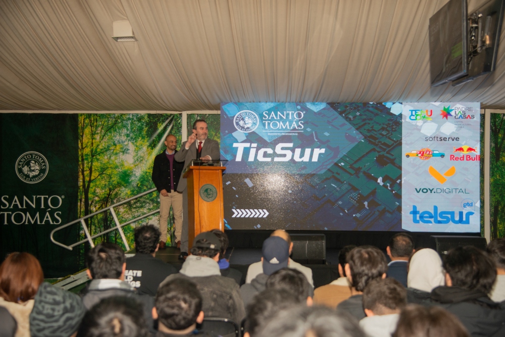 Más de 300 estudiantes participaron en la segunda versión de TICSUR en Santo Tomás Temuco