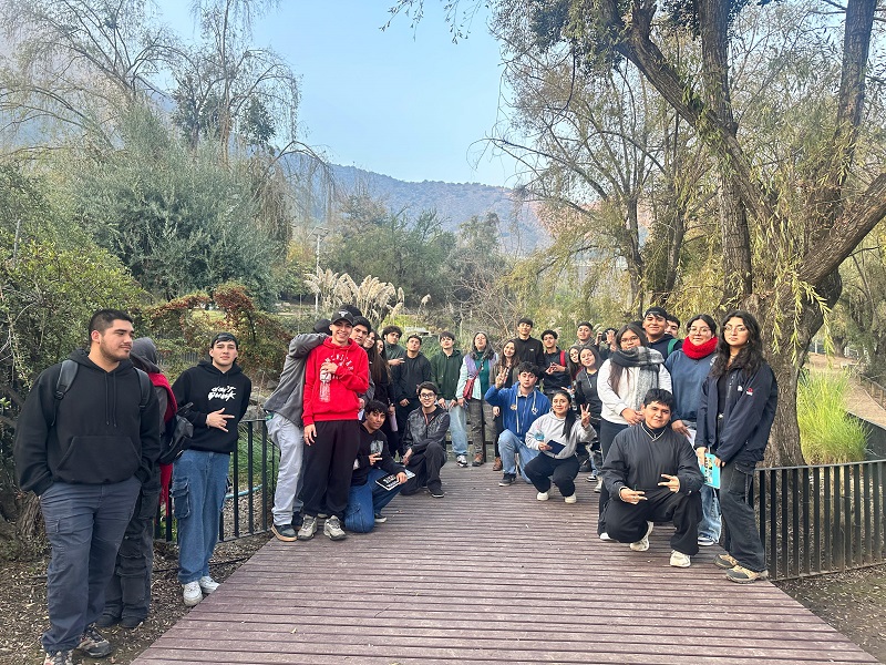 ESTUDIANTES DE AGRONOMÍA VISITAN EL BOSQUE DE SANTIAGO COMO ACTIVIDAD PRÁCTICA DE BIOLOGÍA GENERAL