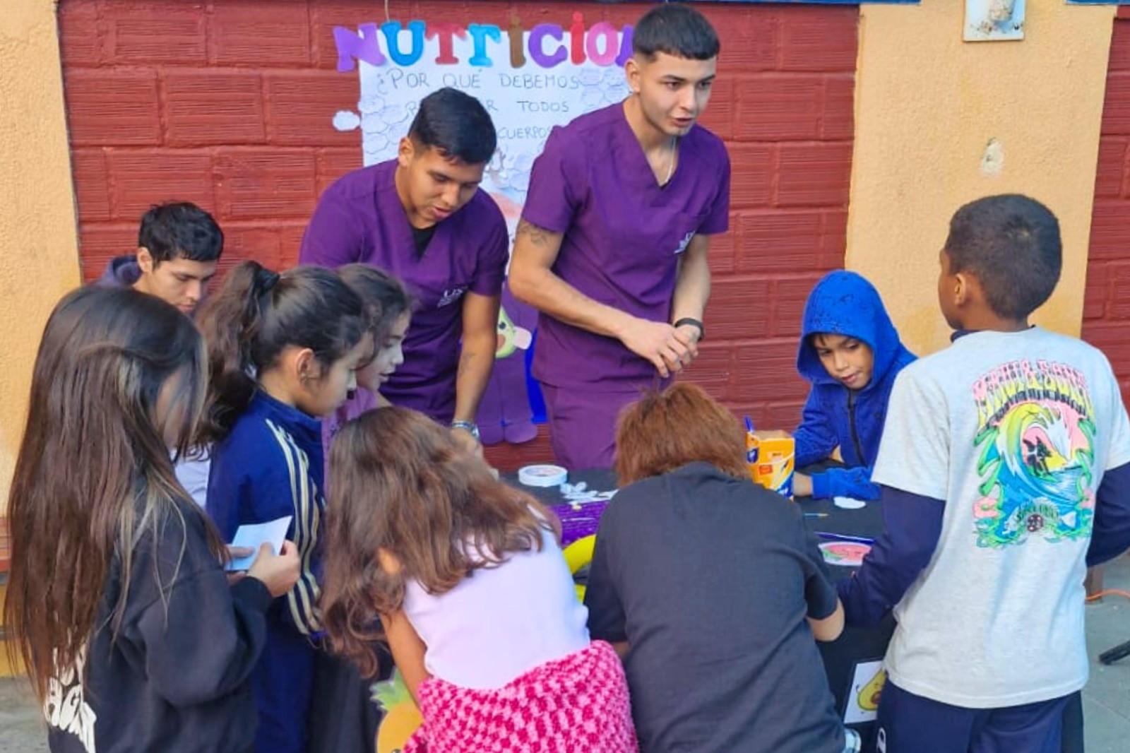 Estudiantes de Nutrición UST Iquique promueven salud escolar en Colegio Mahatma Gandhi