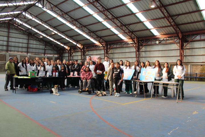 Estudiantes de Santo Tomás mejoran salud bucal de vecinos en Chillán con mantención gratuita de prótesis