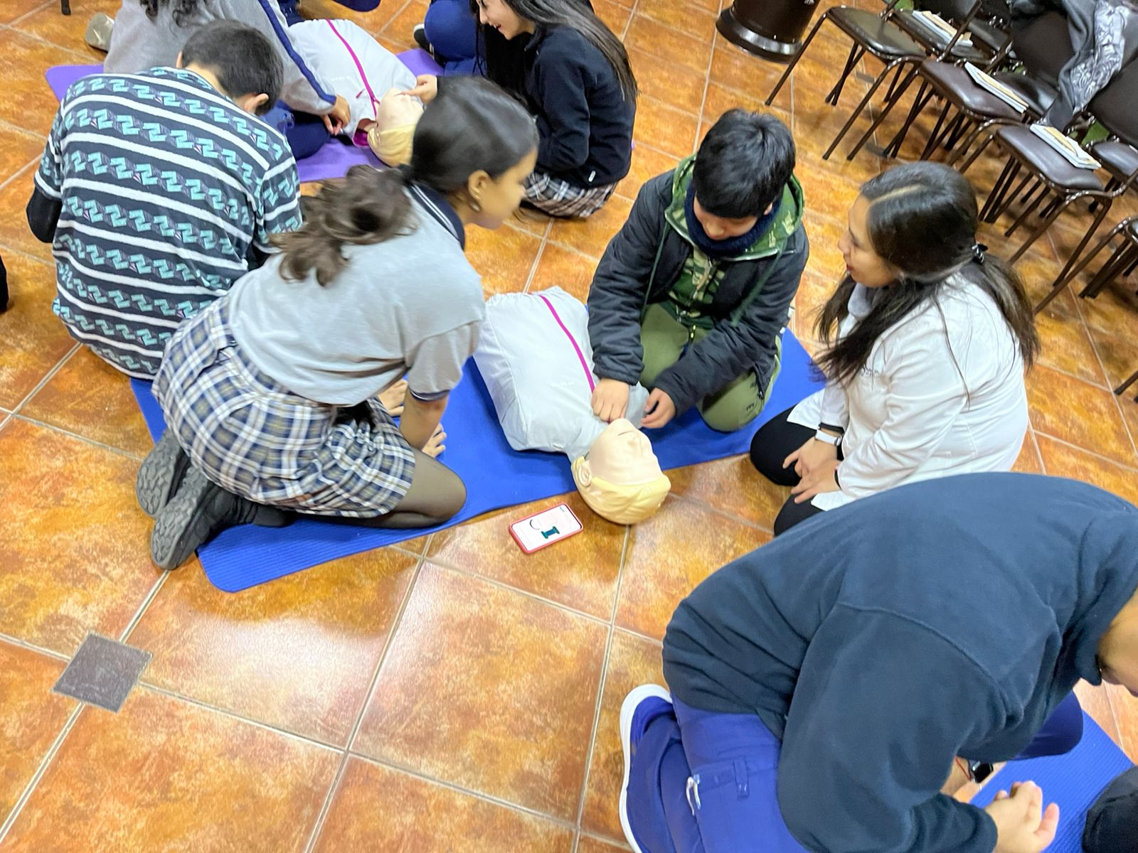 Escolares de Villa Culenar se forman en reanimación cardiopulmonar con capacitación de la UST Talca
