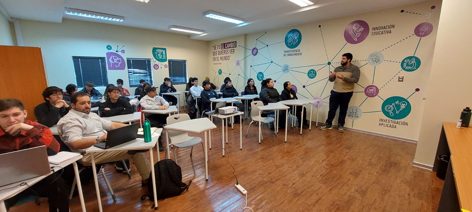 Estudiantes de la Facultad de Ingeniería son parte de un taller de Robótica