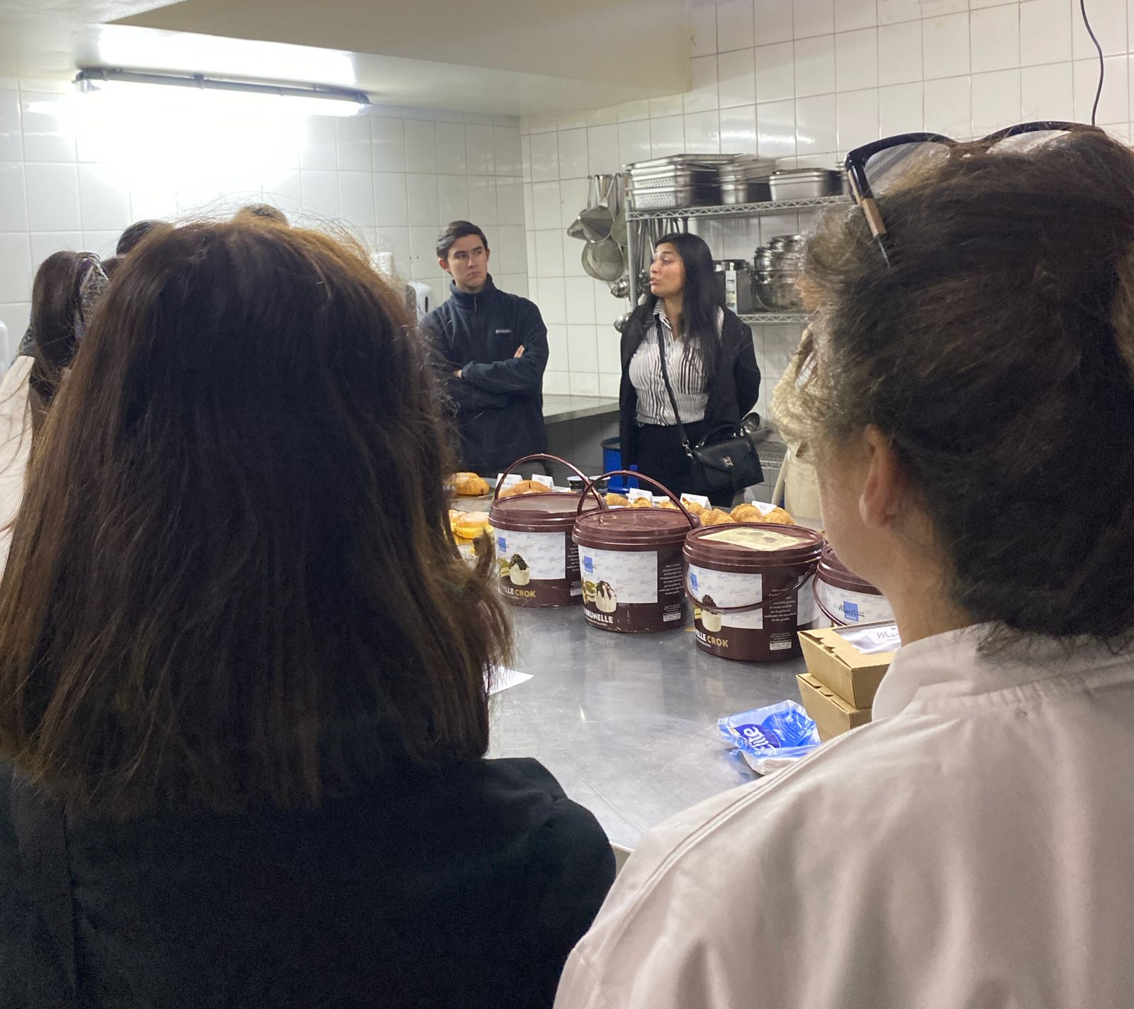 Estudiantes de Gastronomía participan en workshop técnico de chocolatería junto a Master Martini y Entre Lagos