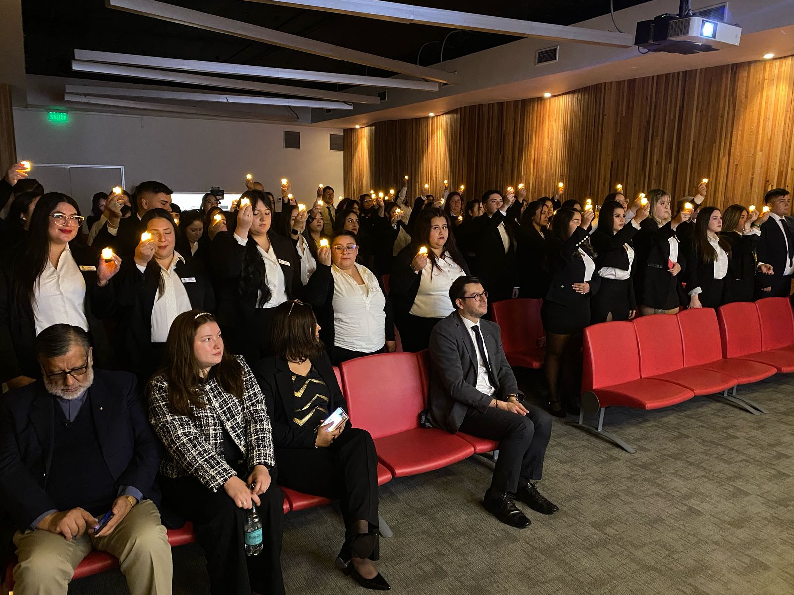 Estudiantes del área de Ciencias Sociales del IP-CFT Santo Tomás Santiago Centro celebran su ceremonia de investidura