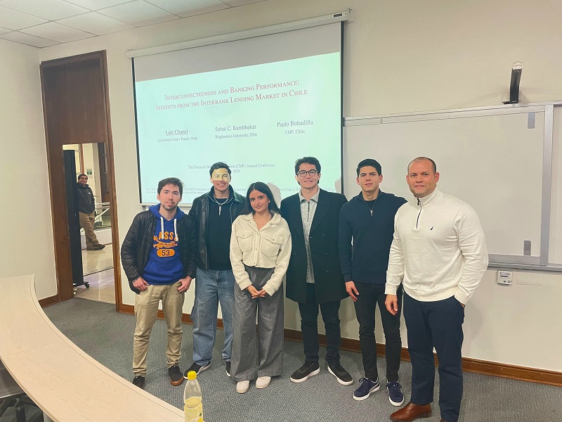 Estudiantes y académico de Ingeniería Comercial participan en Conferencia Anual de la CMF: "Cien años de supervisión bancaria en Chile"