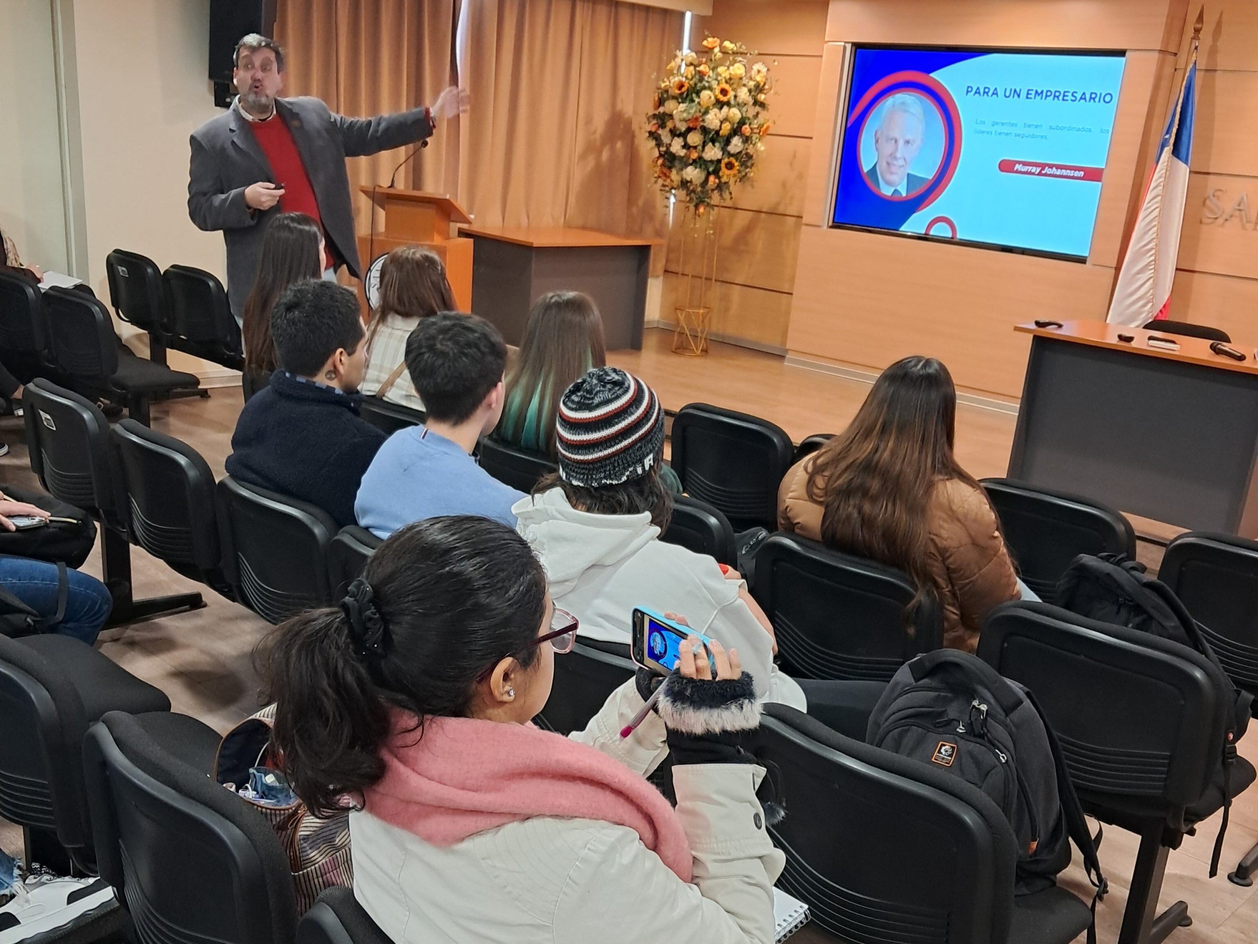 Área Administración impulsa habilidades clave con charla sobre liderazgo en tiempos modernos
