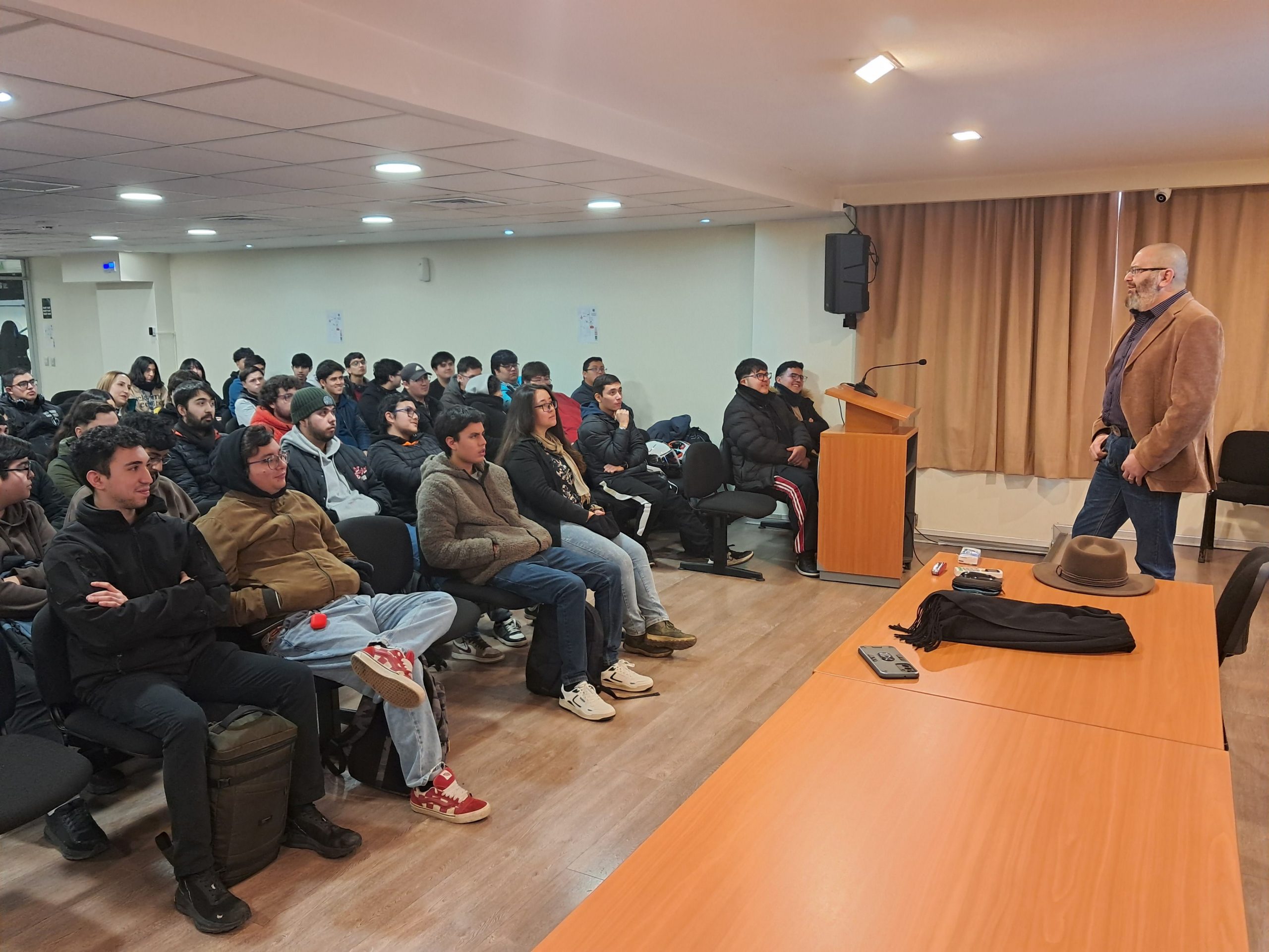 Taller “Prepara tu primer empleo” entregó herramientas clave a egresados de Informática