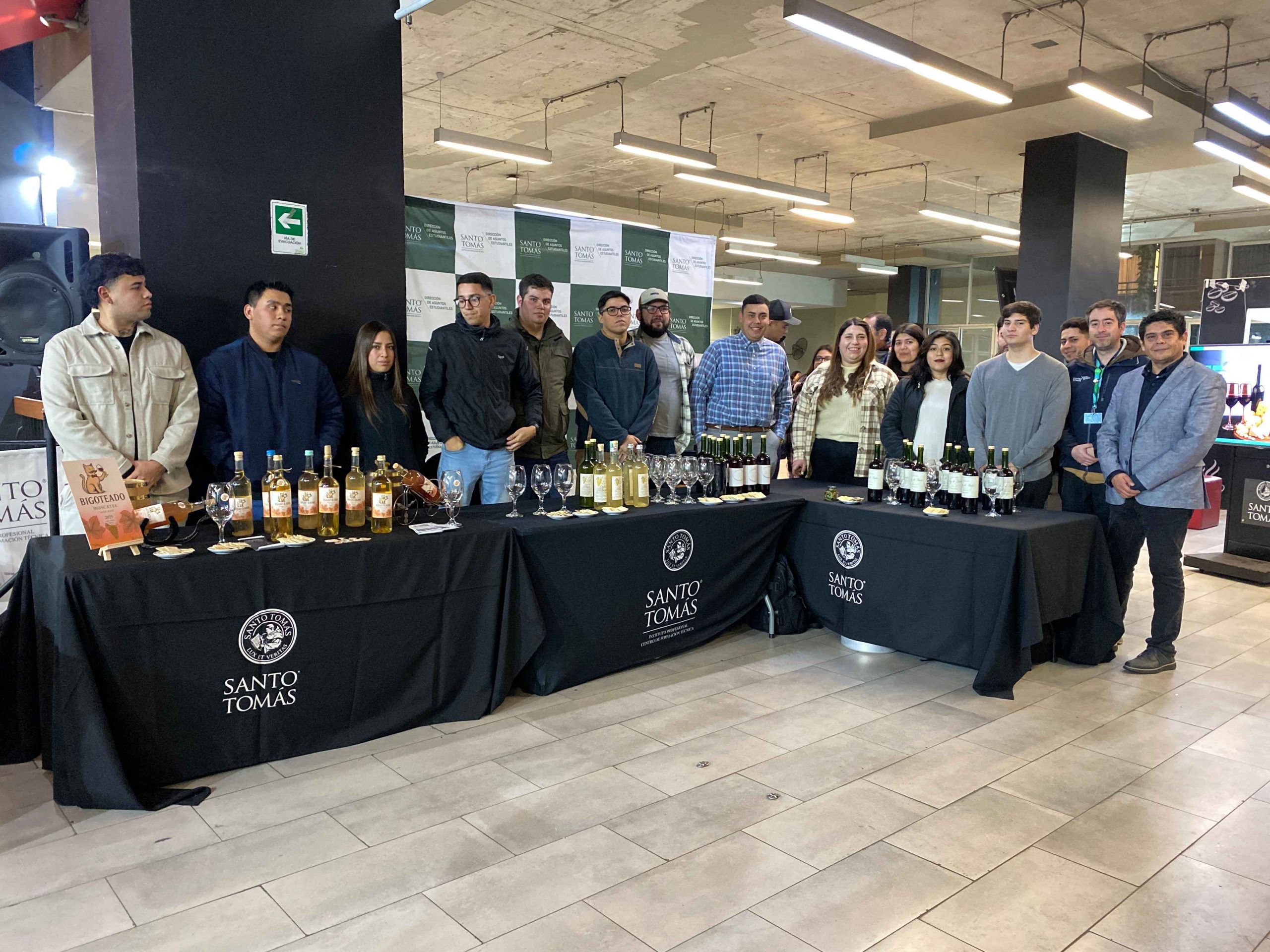 Estudiantes del IP-CFT Santo Tomás Santiago Centro fusionan producción y servicio en jornada vitivinícola interdisciplinaria “Saberes que maridan”