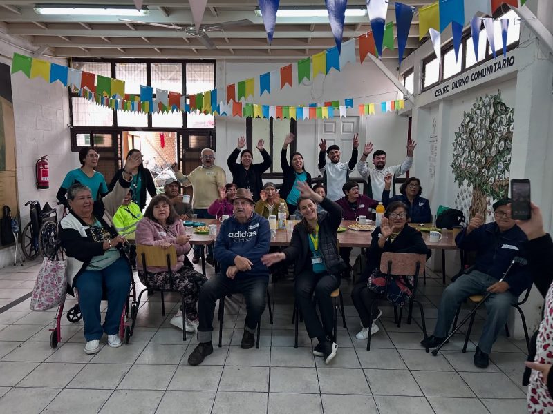Estudiantes de Terapia Ocupacional fortalecen vínculos con personas mayores del Hogar de Cristo a través de intervención comunitaria
