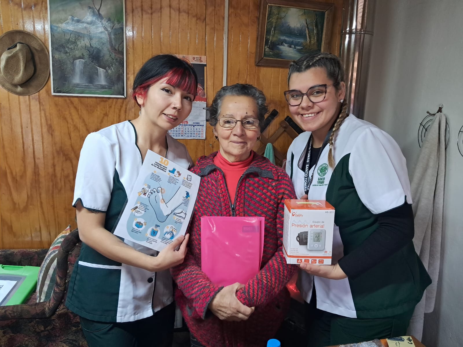 Estudiantes de Santo Tomás brindan atención a pacientes postrados en operativo domiciliario en Chillán