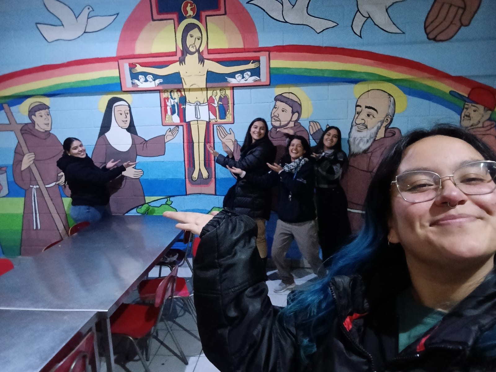 Estudiantes de la Universidad Santo Tomás participan en voluntariado en comedor del centro de Santiago