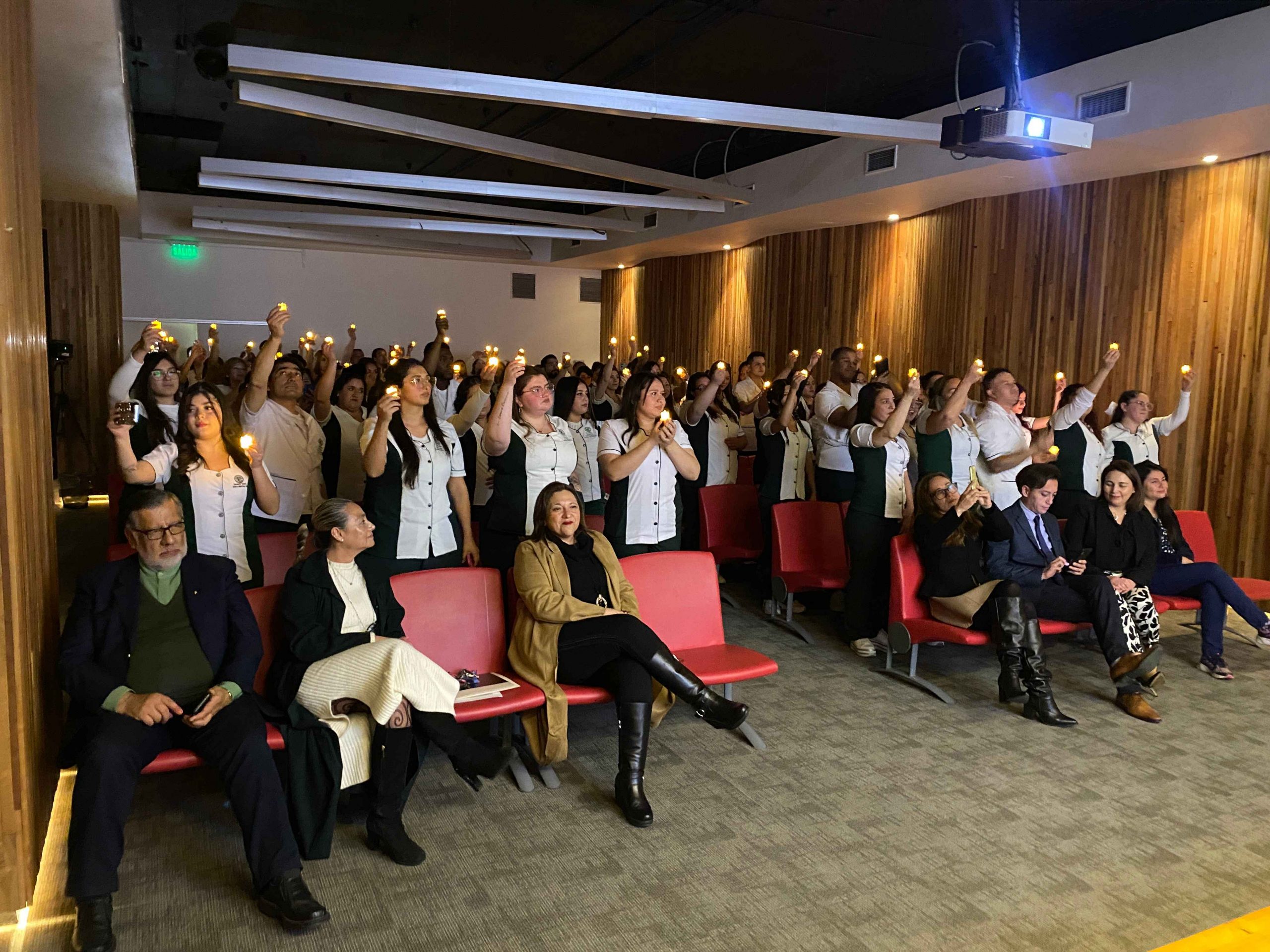 Investiduras del Área de Salud y Salud Bucal marcan importante paso en la formación de estudiantes de la sede Santiago Centro