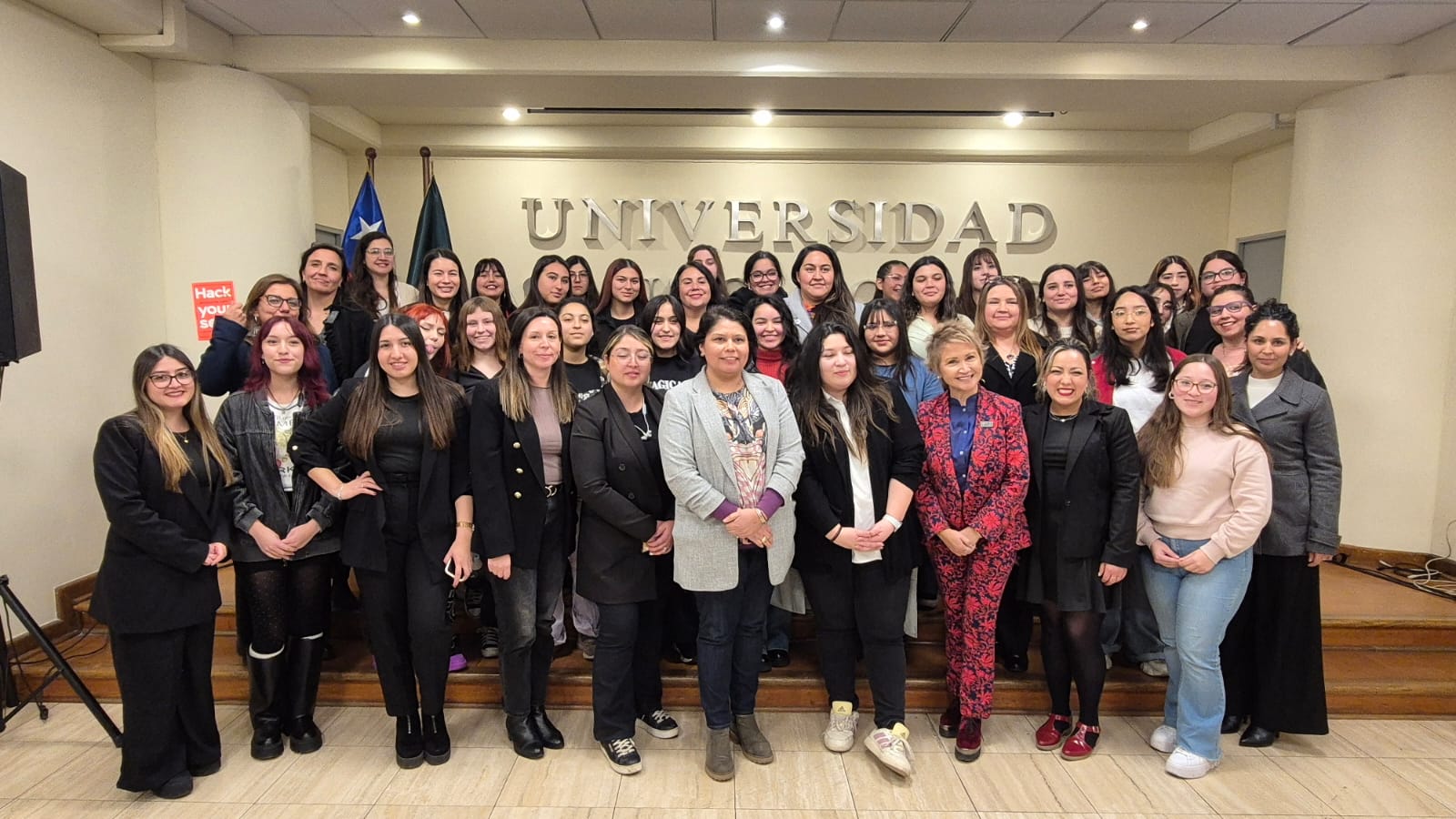 Mujeres que inspiran: Jornada "STEMos Juntas" convocó a estudiantes para promover la equidad de género en ciencia y tecnología