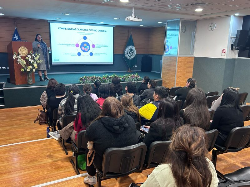 Estudiantes de Santo Tomás Arica participaron en seminario de coaching enfocado en la inserción laboral