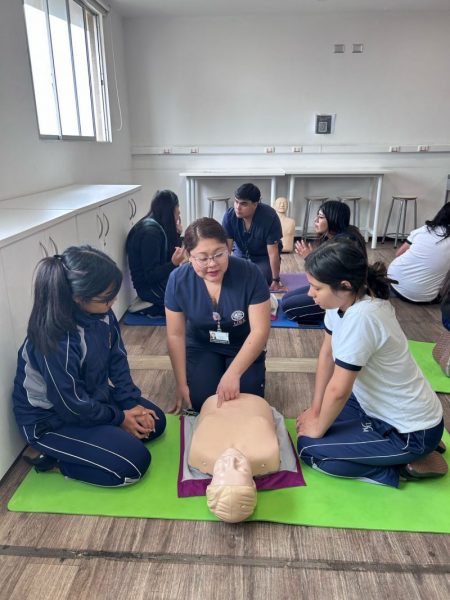 Estudiantes del Liceo Domingo Santa María vivieron jornada formativa en Centro de Simulación Clínica de la Universidad Santo Tomás Sede Arica