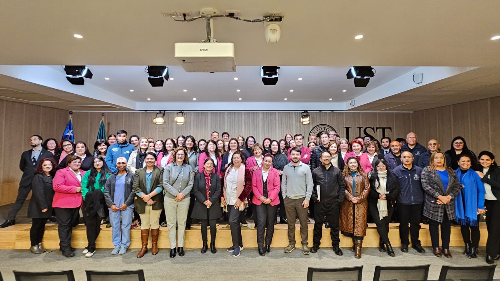 Administrativos UST Santiago se informan y comprometen con el Proceso de Acreditación 2025